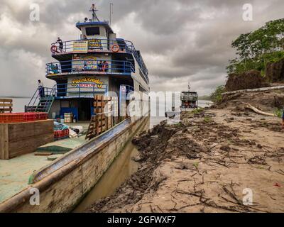 Caballochocha, Pérou - sept, 2019: Vue panoramique des bateaux-ferries sur la rive de l'Amazone pendant la basse mer. Amérique du Sud. Banque D'Images