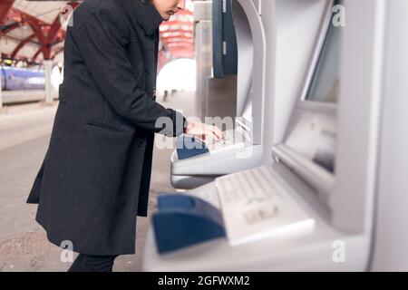 Homme utilisant la machine à billets à la gare Banque D'Images