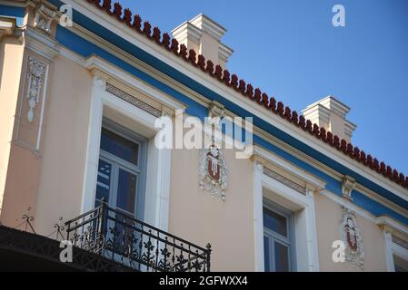 Ancienne façade de bâtiment néoclassique avec ancienne terre cuite Athénien Antefix Acroteria Palmette décoration de toit en Thiseio, Athènes Attica Grèce. Banque D'Images