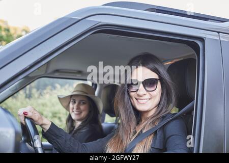 Smiling woman sitting in car Banque D'Images