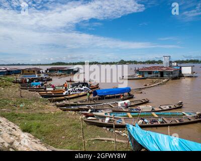 Tabatinga, Brésil - 30 novembre 2019 : beaucoup de bateaux en bois dans le port de l'Amazone. Basse saison d'eau. Amérique du Sud. Amazonie. Banque D'Images