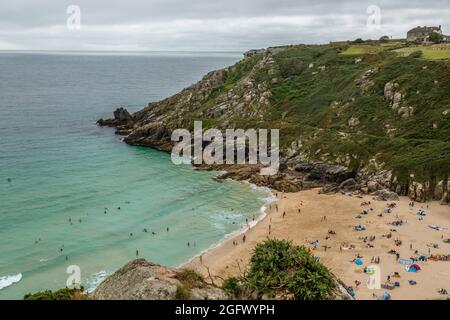 Plage de Porthcurno à Cornwall, en Angleterre, avec le théâtre Minack visible sur le promontoire. Banque D'Images