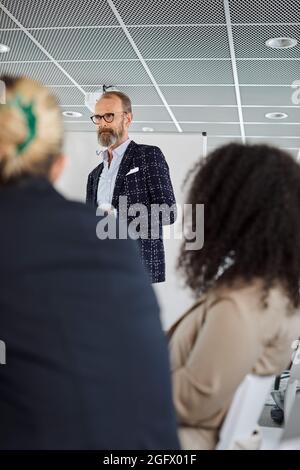 Homme parlant lors d'une réunion d'affaires Banque D'Images