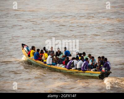 Santa Rosa, Pérou, vue sur Leticia - sept, 2019: Beaucoup de gens locaux sur le long bateau indien en bois. Selva à la frontière du Brésil, du Pérou et de Colombi Banque D'Images