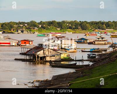 Santa Rosa, Pérou, vue sur Leticia - sept, 2019: Maisons flottantes sur l'Amazone, pendant la basse saison des eaux, Amazonie. Selva à la frontière du Brésil, PE Banque D'Images