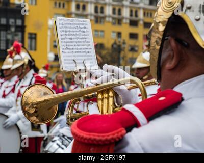 Lima, Pérou - Déc, 2019: Gros plan d'un homme jouant la trompette. Les gardes du Palais présidentiel donnent un concert sur la Plaza de Armas avant le c Banque D'Images