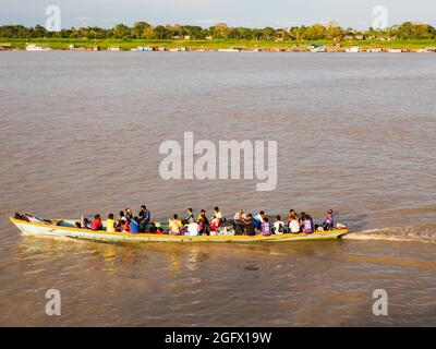 Santa Rosa, Pérou, vue sur Leticia - sept, 2019: Beaucoup de gens locaux sur le long bateau indien en bois. Selva à la frontière du Brésil, du Pérou et de Colombi Banque D'Images