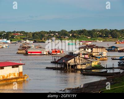 Santa Rosa, Pérou, vue sur Leticia - sept, 2019: Maisons flottantes sur l'Amazone, pendant la basse saison des eaux, Amazonie. Selva à la frontière du Brésil, PE Banque D'Images