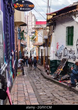 Bogota, Colombie - 29 avril 2016 : murs colorés des maisons sur la Calle del Embudo à Bogota. La Candelaria, ancien secteur de la ville de Bogotá. Amérique latine Banque D'Images