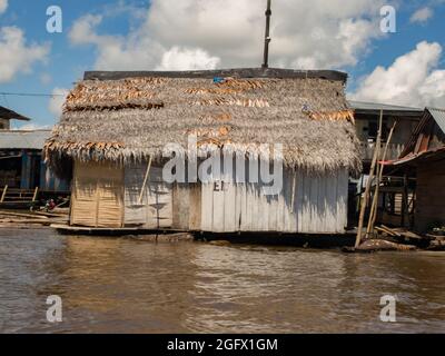 Belén, Pérou- mars 2016 : maisons flottantes dans la plaine inondable de la rivière Itaya, la partie la plus pauvre d'Iquitos - Belén. Venise de l'Amérique latine. Région Loret Banque D'Images