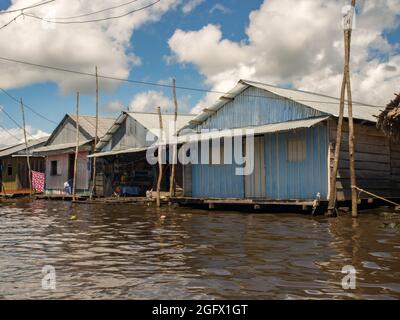 Belén, Pérou- mars 2016 : maisons flottantes dans la plaine inondable de la rivière Itaya, la partie la plus pauvre d'Iquitos - Belén. Venise de l'Amérique latine. Région Loret Banque D'Images