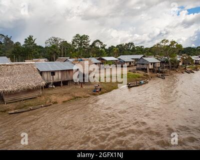 Amazone, Pérou - Mai 2016 : petit village sur la rive de l'Amazone. Amazonie. Amérique du Sud. Banque D'Images