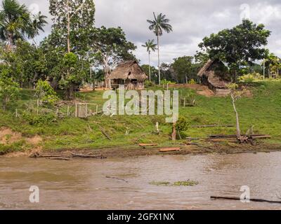 Amazone, Pérou - Mai 2016 : petit village sur la rive de l'Amazone. Amazonie. Amérique du Sud. Banque D'Images