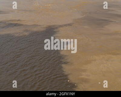 La rencontre des eaux blanches et noires de l Amazone. Le fleuve