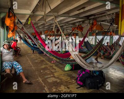 Amazone River, Pérou - Mai, 2016: Beaucoup de beaux hamacs colorés sur le cargo. Amazonia, sentier de Santa Rosa à Iquitos. Rivière Amazone, Pérou. Banque D'Images