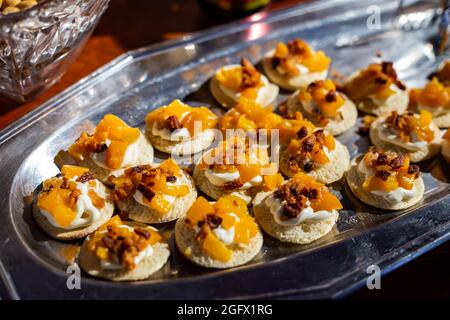 Détail d'une table de buffet de fête avec plusieurs options gastronomiques. Banque D'Images