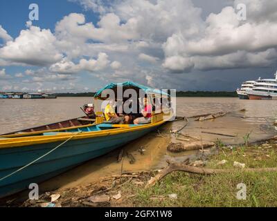 Benjamin constant, Brésil - Déc, 2017: Grand, bateau de passagers et petits bateaux en bois dans le bassin de l'Amazone. Vallée de la rivière Javari. Amazonie, sud de l'Am Banque D'Images