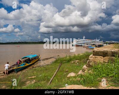 Benjamin constant, Brésil - Déc, 2017: Grands bateaux à passagers dans le bassin de l'Amazone. Vallée de la rivière Javari. Amazonie, Amérique du Sud Banque D'Images