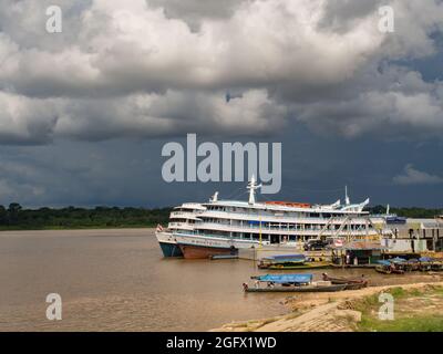 Benjamin constant, Brésil - Déc, 2017: Grands bateaux à passagers dans le bassin de l'Amazone. Vallée de la rivière Javari. Amazonie, Amérique du Sud Banque D'Images