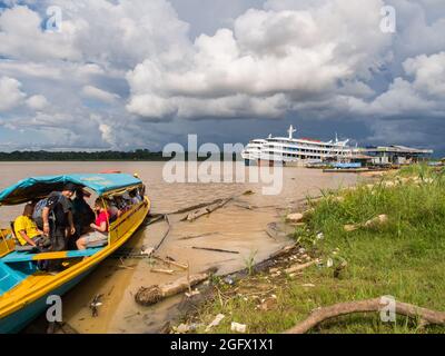 Benjamin constant, Brésil - Déc, 2017: Grand, bateau de passagers et petits bateaux en bois dans le bassin de l'Amazone. Vallée de la rivière Javari. Amazonie, sud de l'Am Banque D'Images