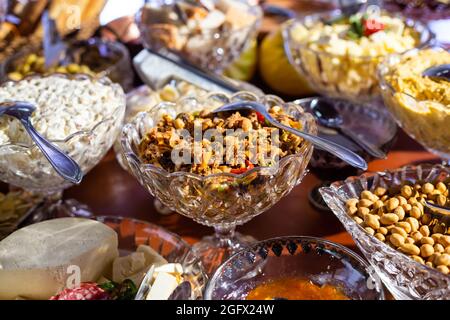 Détail d'une table de buffet de fête avec plusieurs options gastronomiques. Banque D'Images