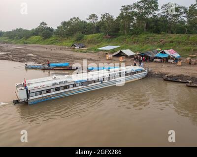 Pebas, Pérou - 04 décembre 2018 : bateau à grande vitesse sur l'Amazone. Il transporte des personnes de Santa Rosa à Iquitos pendant 13-14 heures. Amazonie, Sou Banque D'Images