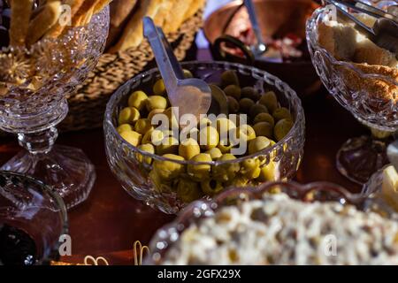 Détail d'une table de buffet de fête avec plusieurs options gastronomiques. Banque D'Images