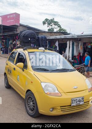 Tabatinga, Amazonas, Brésil, décembre 2017: Taxi jaune dans le port sur la rive de l'Amazone, Amazonie. Amérique latine. Brésil Banque D'Images