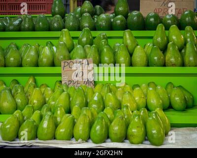 Bogota, Colombie - septembre 2017 : énorme avocat sur la place du marché de Paloquemao, Bogota, Colombie Amérique latine Banque D'Images