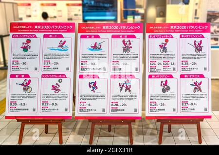 tokyo, japon - août 24 2021 : trois panneaux d'information ornés du personnage Someity décrivant le calendrier des Jeux paralympiques d'été de Tokyo 2020 Banque D'Images