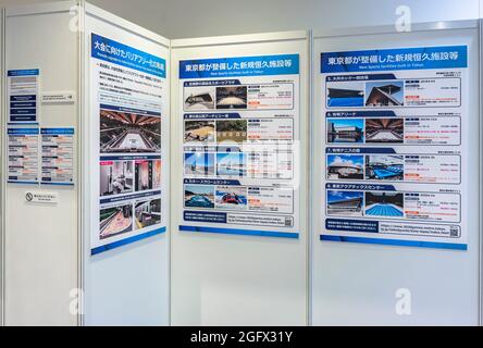tokyo, japon - août 24 2021: Panneaux d'information expliquant les améliorations pour rendre les nouvelles installations sportives sans obstacle pour les Jeux Olympiques de 2020 et le paralym Banque D'Images