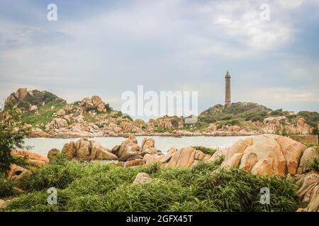 Phare de KE GA et rochers de beauté sur le rivage à Phan Thiet, Binh Thuan, Vietnam Banque D'Images