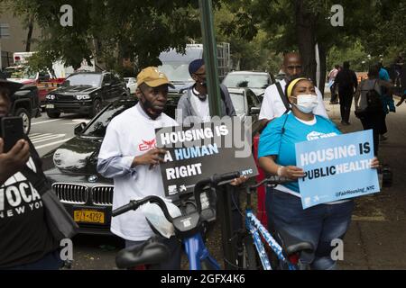 Rassemblement organisé à l'extérieur du 30e Street Mens Shelter parrainé par NYC Fair chance for Housing Campaign et la Fortune Society pour souligner la nécessité d'un logement permanent pour les personnes incarcérées et sans domicile en raison du truisme selon lequel le logement est un droit humain. Banque D'Images