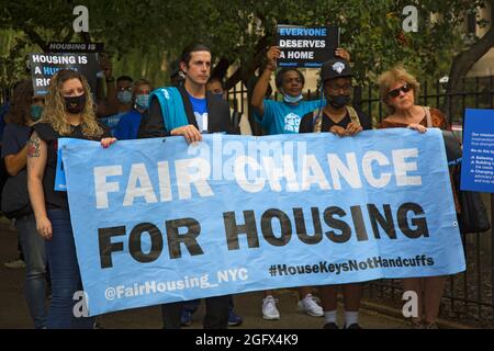 Rassemblement organisé à l'extérieur du 30e Street Mens Shelter parrainé par NYC Fair chance for Housing Campaign et la Fortune Society pour souligner la nécessité d'un logement permanent pour les personnes incarcérées et sans domicile en raison du truisme selon lequel le logement est un droit humain. Banque D'Images