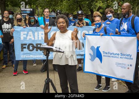 Rassemblement organisé à l'extérieur du 30e Street Mens Shelter parrainé par NYC Fair chance for Housing Campaign et la Fortune Society pour souligner la nécessité d'un logement permanent pour les personnes incarcérées et sans domicile en raison du truisme selon lequel le logement est un droit humain. Banque D'Images