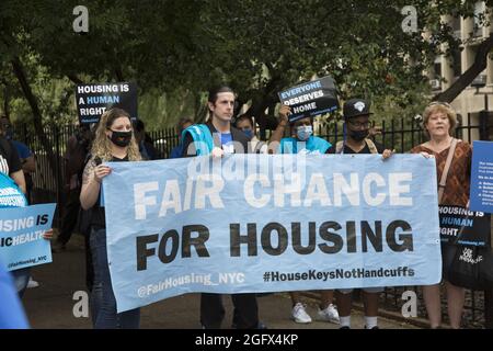 Rassemblement organisé à l'extérieur du 30e Street Mens Shelter parrainé par NYC Fair chance for Housing Campaign et la Fortune Society pour souligner la nécessité d'un logement permanent pour les personnes incarcérées et sans domicile en raison du truisme selon lequel le logement est un droit humain. Banque D'Images