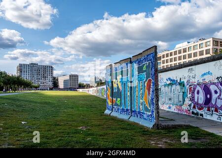 Parc sur l'ancienne bande frontière entre la rivière Spree et East Side Gallery Memorial, Mühlenstraße, Friedrichshain, Berlin Banque D'Images