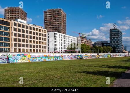 Nouveaux immeubles d'appartements à côté de l'ancien mur de Berlin Border Strip à l'East Side Gallery Memorial, Mühlenstraße, Friedrichshain, Berlin TH Banque D'Images