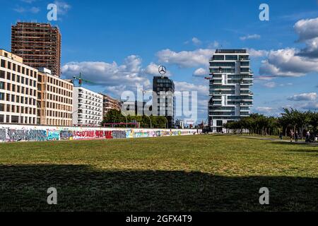 Nouveaux immeubles d'appartements à côté de l'ancien mur de Berlin Border Strip à l'East Side Gallery Memorial, Mühlenstraße, Friedrichshain, Berlin Banque D'Images