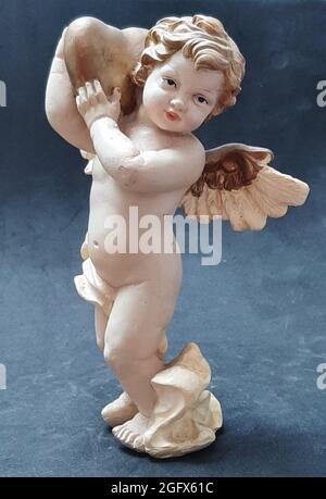 Deko Figur weiß Engel Stehend Kind mit Herz in der Hand Banque D'Images