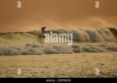 Une surfeuse a Martinique Beach, Nouvelle-Écosse Banque D'Images