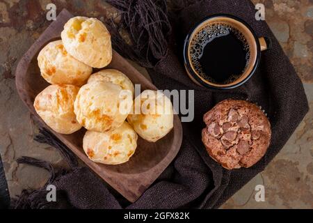 délicieux pains au fromage, muffins au chocolat et une tasse de café. Banque D'Images