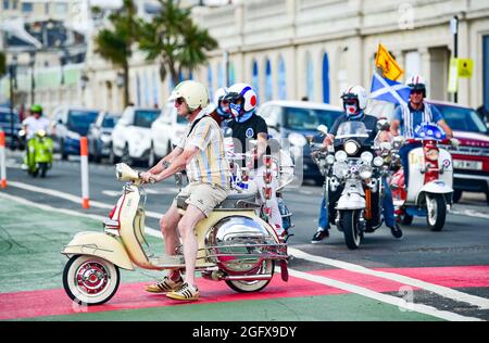 Brighton Royaume-Uni 27 août 2021 - les mods en scooter arrivent sur le front de mer de Brighton pour leur événement annuel traditionnel des fêtes de fin d'année d'août. Des centaines de Mods descendent sur la ville au cours de l'événement de quatre jours qui comprend un tour à Beachy Head le dimanche et de nombreux actes de musique live : crédit Simon Dack / Alamy Live News Banque D'Images