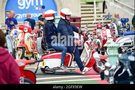 Brighton Royaume-Uni 27 août 2021 - les Mods arrivent sur le front de mer de Brighton pour leur événement annuel traditionnel des fêtes de fin d'année du mois d'août. Des centaines de Mods descendent sur la ville au cours de l'événement de quatre jours qui comprend un tour à Beachy Head le dimanche et de nombreux actes de musique live : crédit Simon Dack / Alamy Live News Banque D'Images
