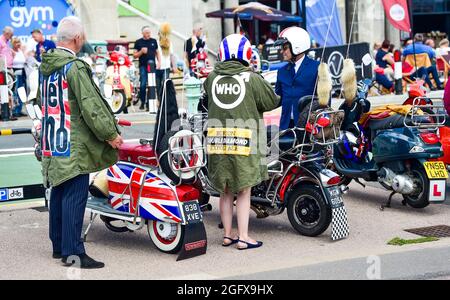 Brighton Royaume-Uni 27 août 2021 - les Mods arrivent sur le front de mer de Brighton pour leur événement annuel traditionnel des fêtes de fin d'année du mois d'août. Des centaines de Mods descendent sur la ville au cours de l'événement de quatre jours qui comprend un tour à Beachy Head le dimanche et de nombreux actes de musique live : crédit Simon Dack / Alamy Live News Banque D'Images
