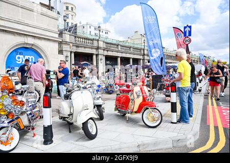 Brighton Royaume-Uni 27 août 2021 - les Mods arrivent sur le front de mer de Brighton pour leur événement annuel traditionnel des fêtes de fin d'année du mois d'août. Des centaines de Mods descendent sur la ville au cours de l'événement de quatre jours qui comprend un tour à Beachy Head le dimanche et de nombreux actes de musique live : crédit Simon Dack / Alamy Live News Banque D'Images