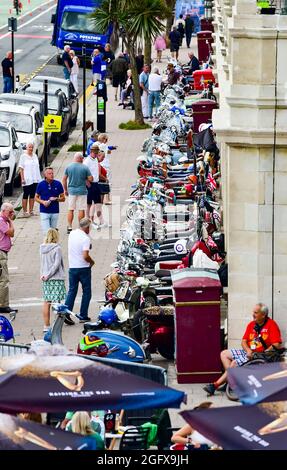 Brighton Royaume-Uni 27 août 2021 - les Mods arrivent sur le front de mer de Brighton pour leur événement annuel traditionnel des fêtes de fin d'année du mois d'août. Des centaines de Mods descendent sur la ville au cours de l'événement de quatre jours qui comprend un tour à Beachy Head le dimanche et de nombreux actes de musique live : crédit Simon Dack / Alamy Live News Banque D'Images