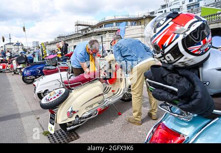 Brighton Royaume-Uni 27 août 2021 - les Mods arrivent sur le front de mer de Brighton pour leur événement annuel traditionnel des fêtes de fin d'année du mois d'août. Des centaines de Mods descendent sur la ville au cours de l'événement de quatre jours qui comprend un tour à Beachy Head le dimanche et de nombreux actes de musique live : crédit Simon Dack / Alamy Live News Banque D'Images