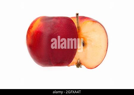 Moitiés de la pomme sur fond blanc. Banque D'Images
