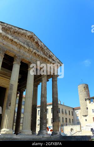 Temple d'Auguste et de Livia situé dans la vieille ville de Vienne en France. Banque D'Images